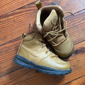BOYS' TODDLER NIKE MANOA LEATHER BOOTS Color
Wheat/Wheat/Black - BQ5374 700